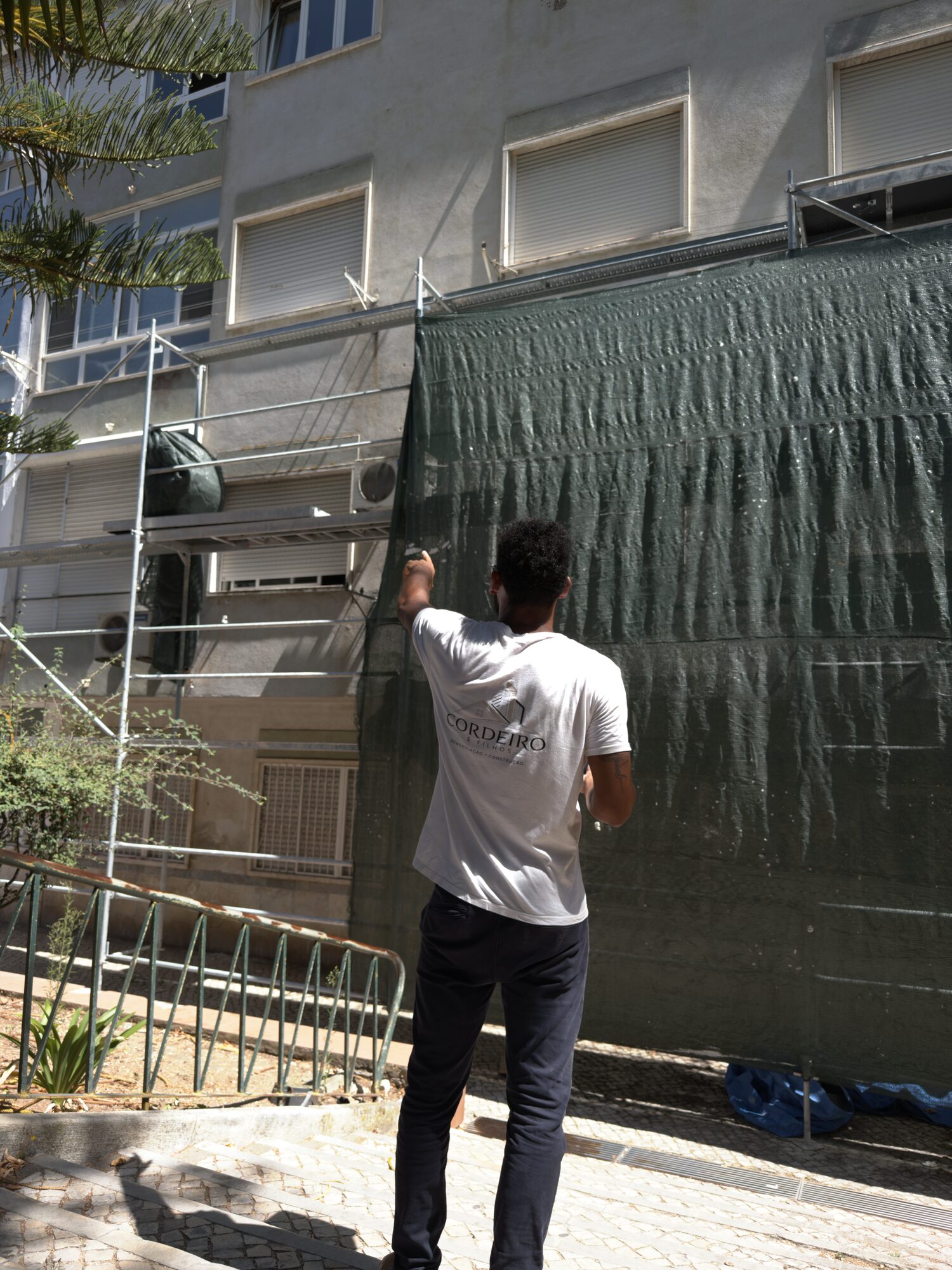 Equipa da Cordeiro e Filhos a aplicar impermeabilização num terraço